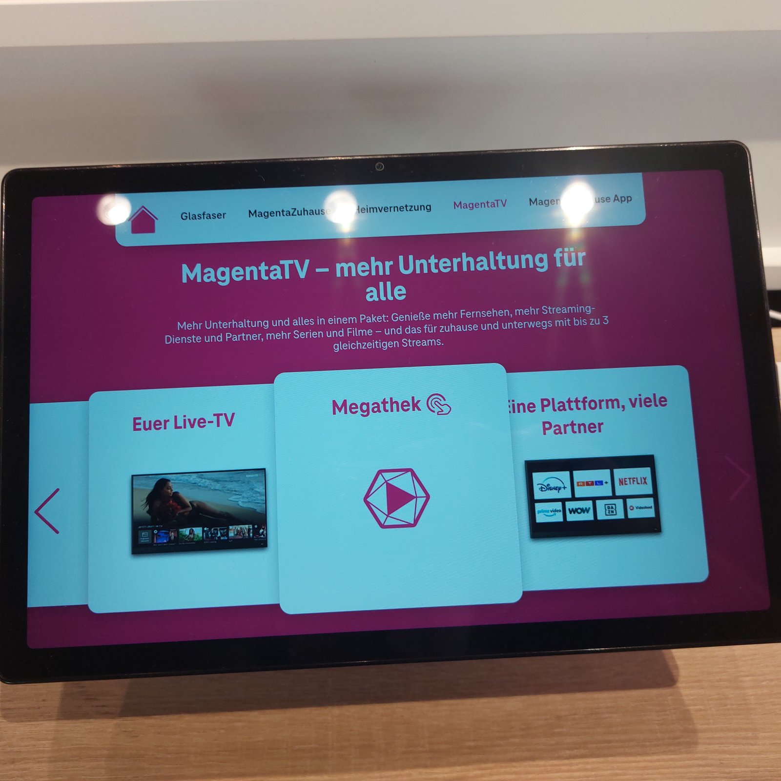 Tablet auf einem Stand im Telekom-Shop zeigt MagentaTV: Karten für Euer Live-TV, Megathek und Partner-Apps