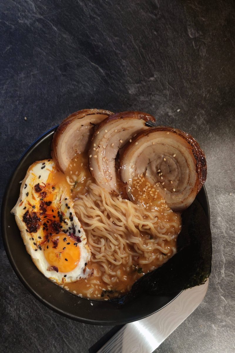 Selbst gekochte Ramen mit Schweinebauch und Ei