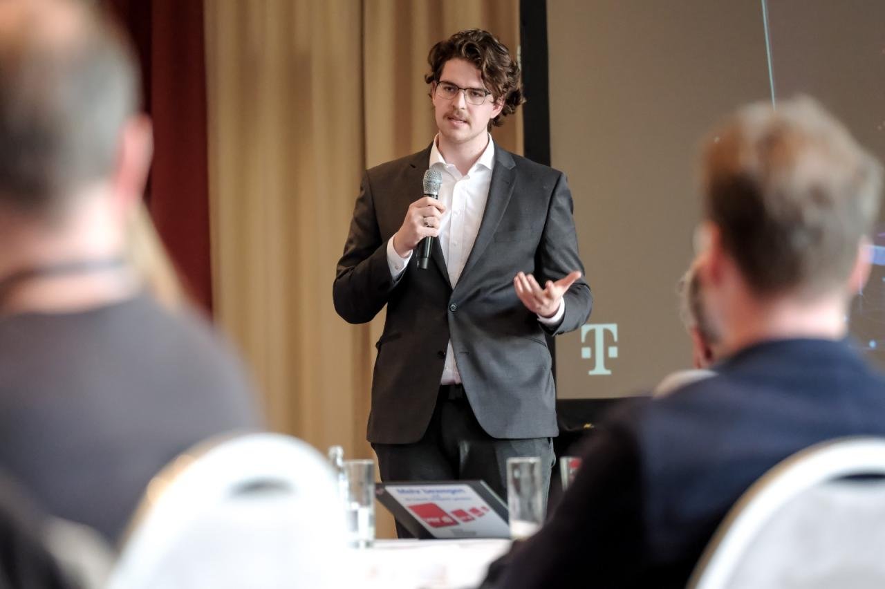 Matteo Möller auf der Bühne bei einem KI-Workshop