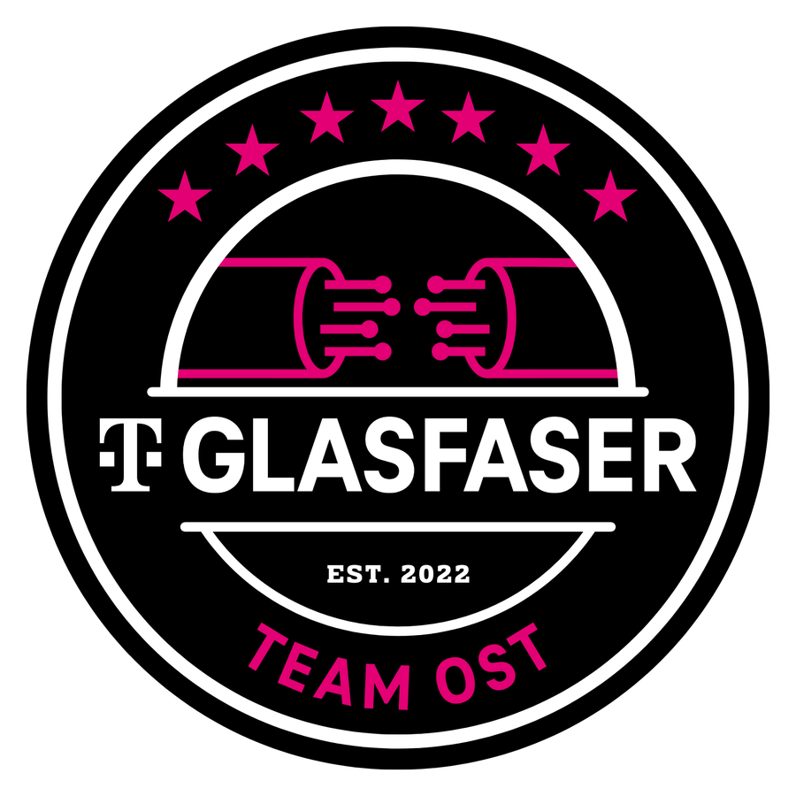 Rundes Retro-Sports-Badge mit der Aufschrift ‚T GLASFASER TEAM OST EST. 2022', zwei Glasfaserkabel im Zentrum, magenta Sterne