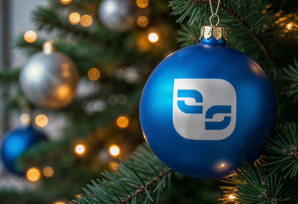 Blaue Christbaumkugel mit operational-services-Logo, KI-generiert