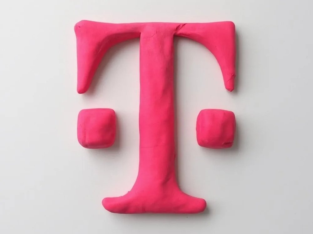 Telekom-T aus rosa Knete, KI-generiert